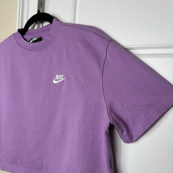 Nike T Shirt Women Medium Purple Cropped Sportswear Jersey Top Crewneck Swoosh - Picture 3 of 7